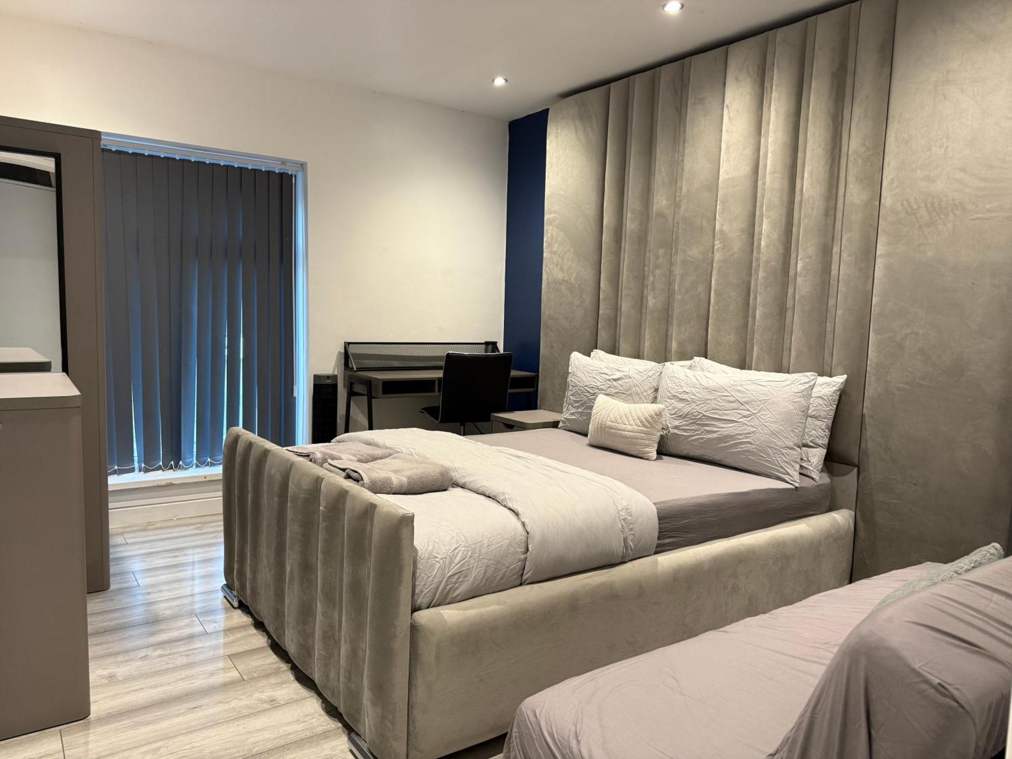 5 Bed Town House Within City Centre And Sleeps Up To 11 With Sky And Netflix Birmingam Exterior foto